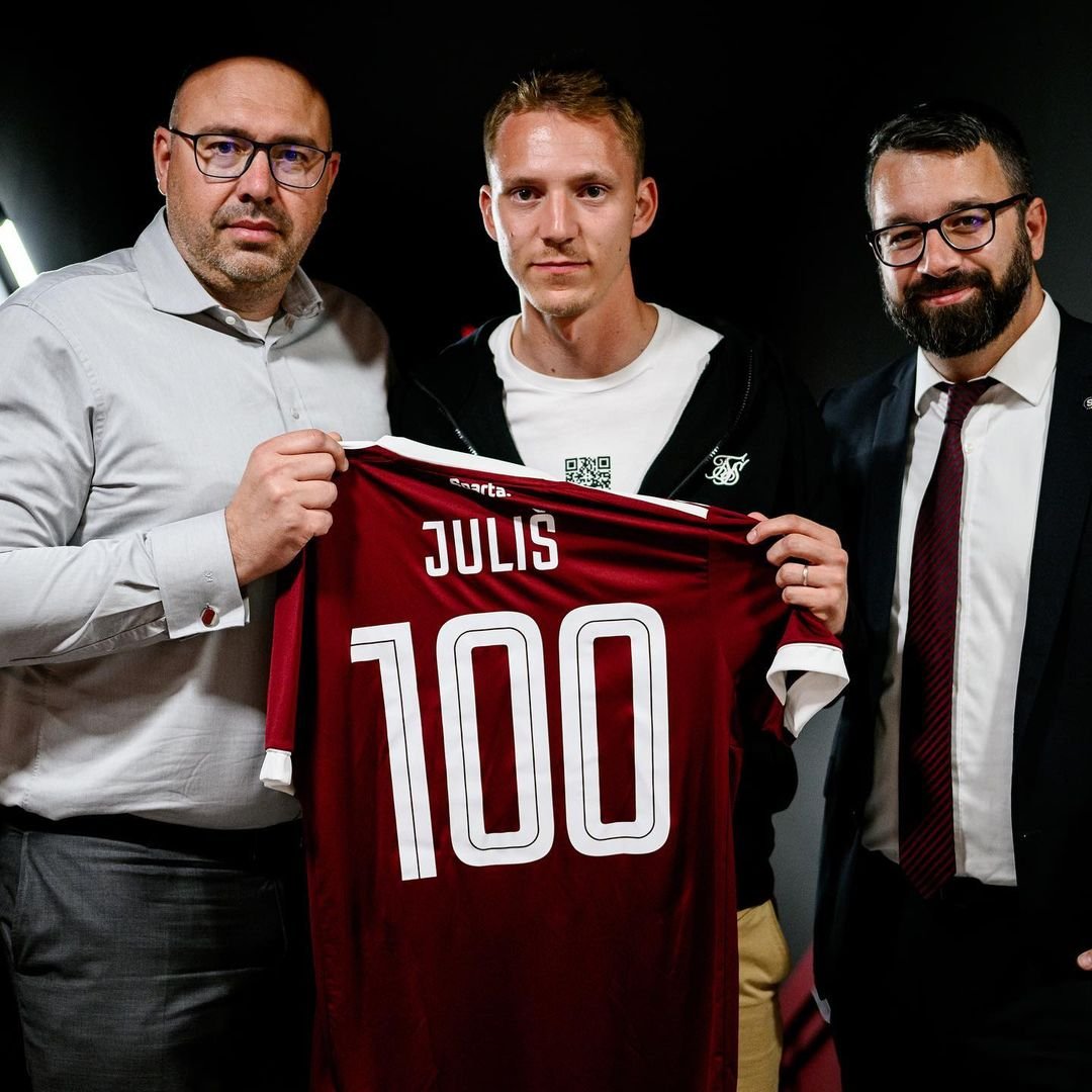 1️⃣0️⃣0️⃣ Proti Hradci odehrál Lukáš Juliš svůj stý ligový zápas a včera obdržel výroční dres. Gratulace, Juldo! #acsparta